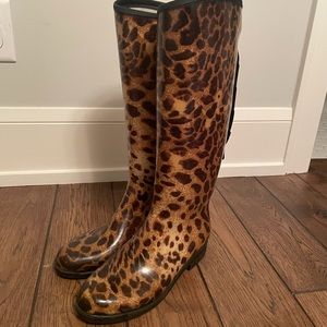 Super cute Leopard Rain Boots from däv